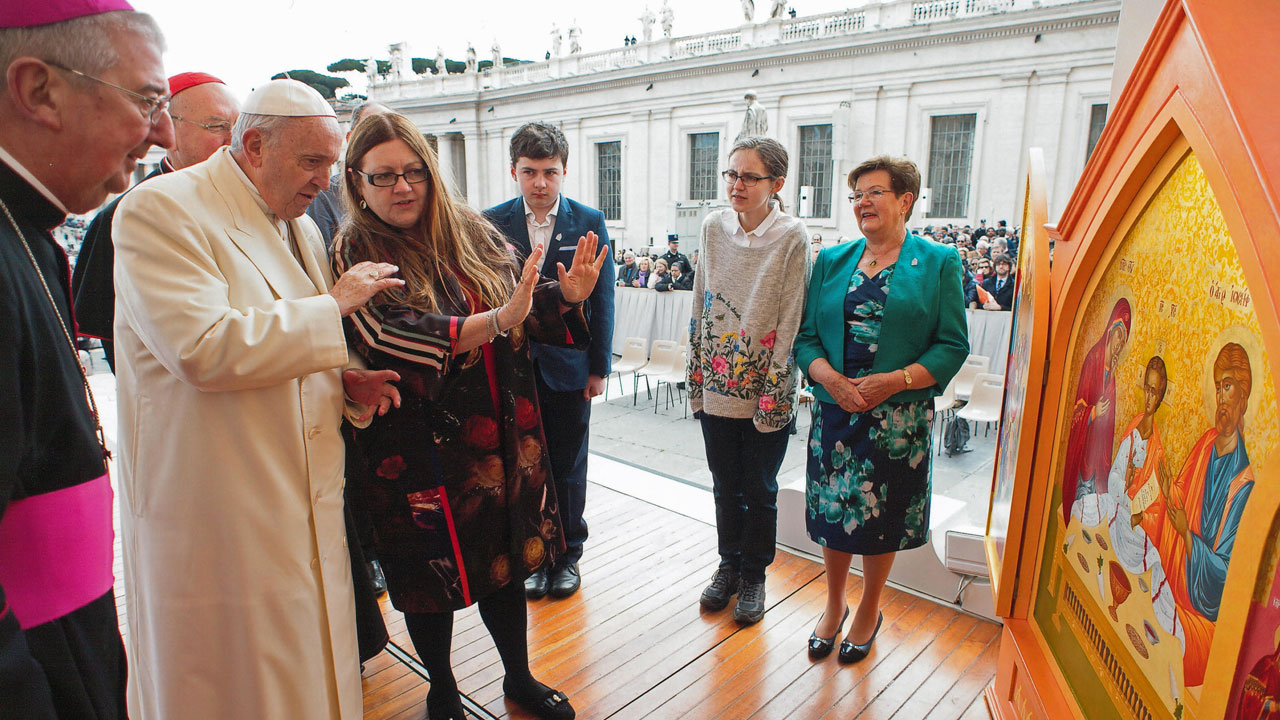 Pope Francis views the WMOF2018 Icon of the Holy Family